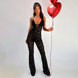 Model im sexy schwarzen Spitzen Jumpsuit transparent rückenfrei mit rotem Herzballon