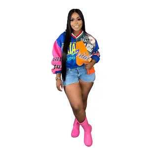 Vista detallada de una sudadera con cuello en V de colores vivos y estampados