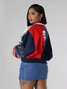 Detalle de sudadera oversize estilo varsity para mujer con estampado de letras y cuello V