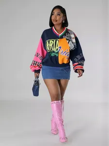 Vista completa de la sudadera holgada con cuello en V, patchwork de colores y letras