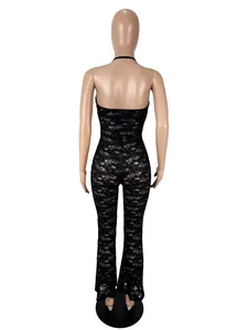 Detailansicht der Rückseite eines schwarzen, transparenten Spitzen-Jumpsuits mit Neckholder.