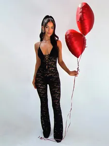 Sexy schwarze transparente Spitzen-Halter-Jumpsuit mit rückenfreiem Design und roten Ballons.