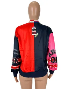 Vista trasera de una sudadera holgada color block con estampados de letras y puños elásticos