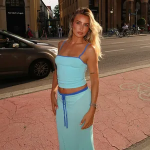 Elegante set a due pezzi a coste azzurro con top corto e gonna lunga a vita alta