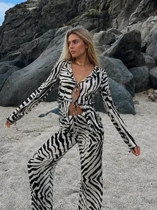 Detail des zweiteiligen Sets aus Zebra-Mesh mit stylischem Oberteil zum Binden