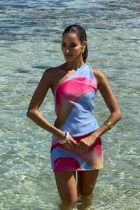 Sexy One-Shoulder-Minikleid mit leuchtendem Blumenmuster in Pink auf blauem Grund