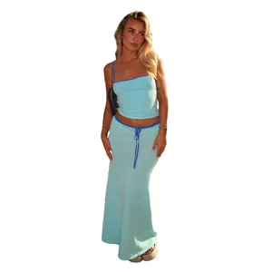 Completo due pezzi alla moda con top corto senza maniche e gonna lunga a vita alta