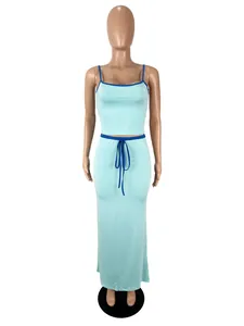 Elegante completo due pezzi con top a canotta azzurro e gonna lunga a vita alta per donna