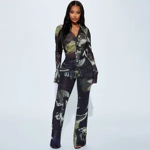 Imagen de cuerpo entero de un elegante conjunto de mujer con estampado de mármol