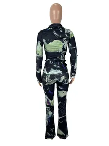 Vista posterior de un conjunto casual de dos piezas para mujer con estampado abstracto verde y azul