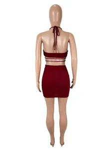 Vue arrière d'un ensemble sexy haut court licou bordeaux et mini-jupe moulante
