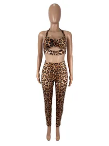 Conjunto sexy de dos piezas con estampado de leopardo, top halter y leggings altos.
