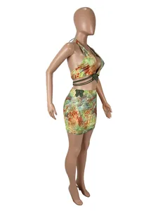 Ensemble sexy deux pièces haut licou et mini-jupe tie-dye avec broderie papillon.