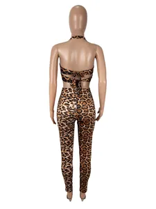 Vista trasera de un conjunto sexy de top corto y leggings con estampado de leopardo