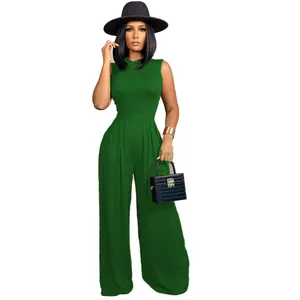 Modischer dunkelgrüner ärmelloser Jumpsuit mit weitem Bein getragen von einem Model