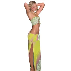 Conjunto de dos piezas con top halter floral y falda larga con abertura lateral.