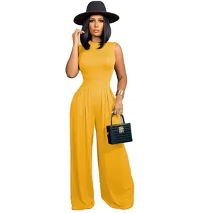 Eleganter gelber ärmelloser Jumpsuit mit weitem Bein für einen stilvollen Look.