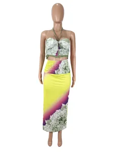 Vista frontal completa del conjunto de dos piezas para mujer con estampado floral