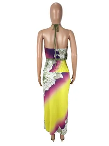 Vista trasera de conjunto femenino de top halter y falda larga con estampado floral, verano