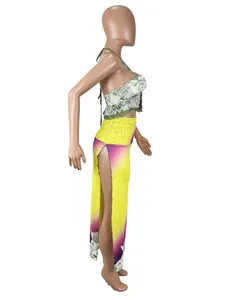 Vista lateral detallada del conjunto de top halter floral y falda larga con abertura