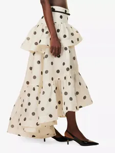 Detailansicht eines gestuften Polka-Dot-Rocks mit asymmetrischem Vokuhila-Saum