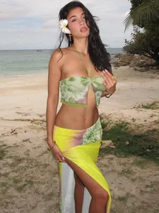 Conjunto de dos piezas con top corto floral y falda larga con abertura para la playa