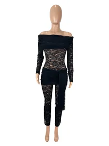 Gedetailleerd overzicht van sexy zwarte doorschijnende kant jumpsuit met blote schouders