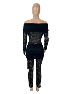 Gedetailleerd achteraanzicht van een sexy zwarte kant jumpsuit met lange mouwen en blote schouders