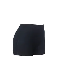 Détail de profil d'un short de yoga noir à taille haute pour femme pour fitness et sport