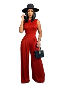 Ensemble combinaison rouge sans manches avec pantalon large porté par un mannequin.