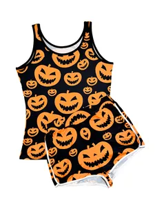 Λεπτομερής προβολή γυναικείου σετ Halloween με αμάνικη μπλούζα και σορτς με κολοκύθες