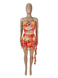 Detailansicht des sexy zweiteiligen Blumenmuster-Sets mit Bandeau-Top und Minirock