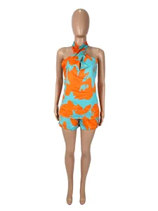 Vista frontale del set due pezzi da donna con top all'americana e pantaloncini arancio