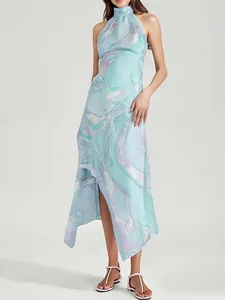 Robe longue élégante en satin à licou avec imprimé marbre bleu et ourlet asymétrique