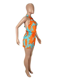 Vista laterale del set coordinato top halter e pantaloncini floreali arancio e blu