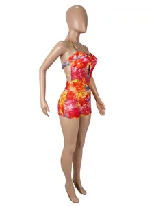 Vue détaillée d'un body à imprimé floral vibrant avec découpes sur un mannequin.