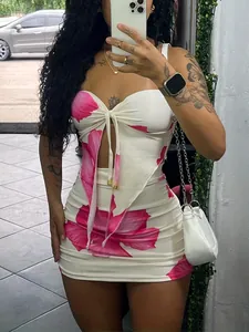 Ensemble sexy deux pièces à motif floral avec haut court à nouer et minijupe moulante