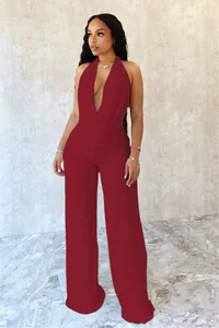 Ensemble deux pièces sexy rouge avec haut dos nu et pantalon large sur modèle
