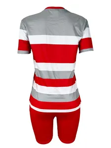 Vista trasera de un conjunto de camiseta a rayas rojas blancas grises y mallas cortas rojas.