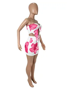 Vue de côté d'un ensemble deux pièces blanc avec imprimé floral hibiscus rose sur mannequin.