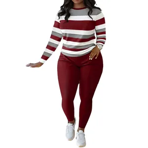 Détail du haut à manches longues rayé et de l'ensemble pantalon assorti tendance.