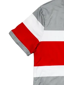 Primer plano detallado que muestra la textura de la camiseta de rayas rojas blancas grises