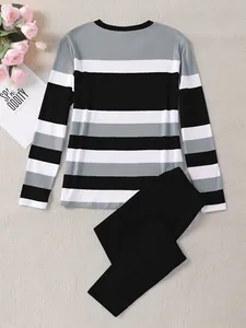 Vue à plat d'un haut à manches longues rayé pour femme et d'un pantalon noir assorti