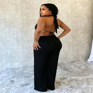 Vue arrière détaillée d'un ensemble deux pièces sexy en maille noire dos nu pour femme
