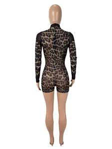 Vista posteriore dettagliata di un body sexy in rete con stampa leopardata e maniche lunghe