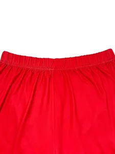 Primer plano detallado de la cintura elástica suave de estos pantalones cortos rojos