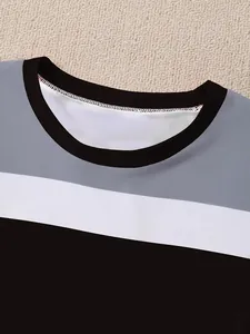 Vue détaillée de l'encolure ronde d'une chemise à rayures grises, blanches et noires.
