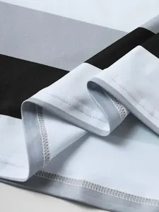 Gros plan sur le tissu à rayures imprimées avec une finition à double couture de qualité