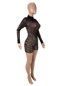 Vista laterale dettagliata della tutina sexy in rete leopardata per donne eleganti