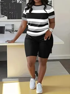 Conjunto informal de dos piezas para mujer con camiseta de rayas y mallas cortas negras
